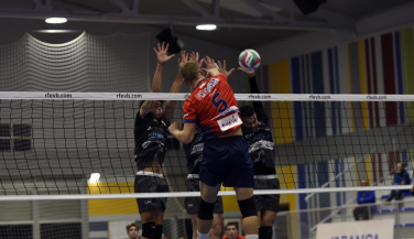 Victoria 0-3 del Emevé en el derbi gallego ante el Voleibol Dumbría