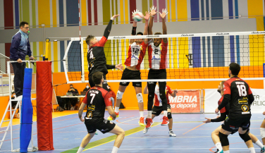 Victoria por la vía rápida de Voleibol Dumbría ante CV Utrera