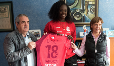 La central de Arenal Emevé Mame Diouf, presentada en la sede de Frisaqués 