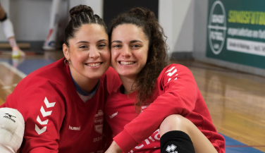 Julia Paradela y Eliana González seguiran formando parte del Arenal Emenvé una temporada más