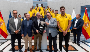 CV Guaguas recibe el homenaje de las instituciones insulares tras revalidar la Superliga