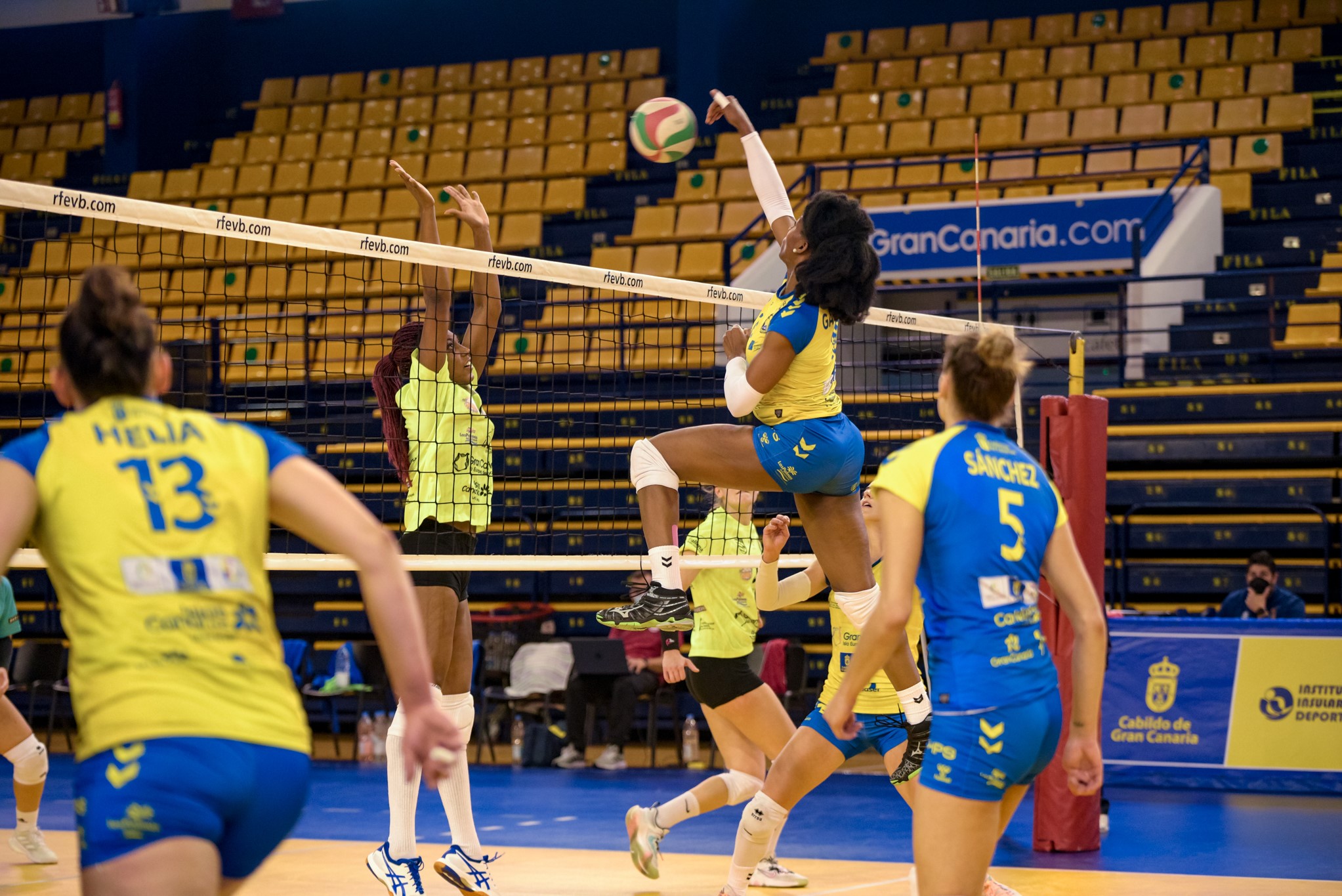 Gran Canaria Urbaser tiñe de amarillo el derbi grancanario