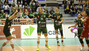 Unicaja Costa de Almería lanza la triple ‘V’ de viernes, voleibol y victoria
