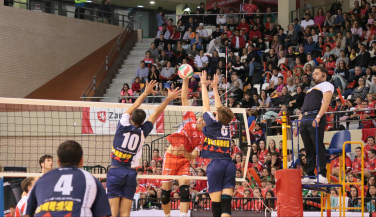 Zaragoza vive la fiesta del vóley y brinda una merecida victoria ante más de 1800 espectadores