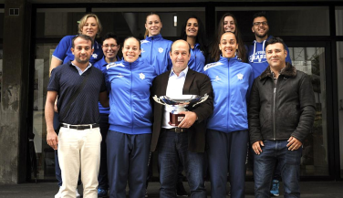 El director general de Deportes del Gobierno de Canarias recibe al Fígaro Peluqueros Haris