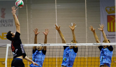 Primera victoria de Voleibol Almoradi en casa