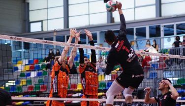 Voleibol Almoradí cede ante el líder