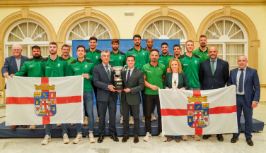 Unicaja Costa de Almería presenta el título a toda su provincia