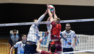 Rotogal Boiro Voleibol suda hasta la última gota para batir a un correoso Arenal Emevé