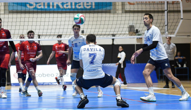 El Rotogal Boiro Voleibol se desvanece tras un competido primer set en el derbi ante el Arenal Emevé
