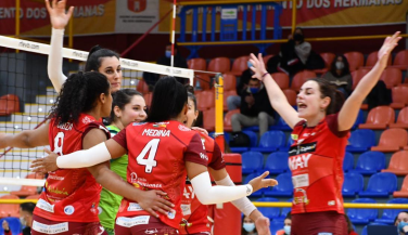 Golpe sobre la mesa de Cajasol Voley Dos Hermanas tras vencer a Algar Surmenor