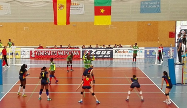 España derrota a Camerún 3-1 en un gran partido de las nacionales 