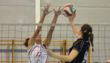 Voley Ciutat CIDE se impone en el desempate a Universidad de Granada