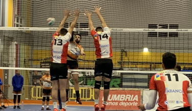Voley Dumbría consigue su primera victoria ante CD Badajoz Extremadura. 