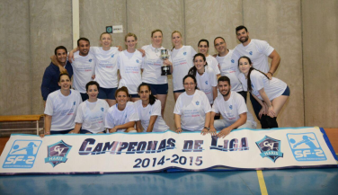 Figaro Haris Tenerife recibe el trofeo de campeón de SF2 