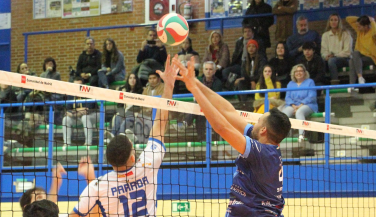 Una sensacional batalla por el liderato del grupo A mantiene a Voley Dumbría al frente de la clasifi