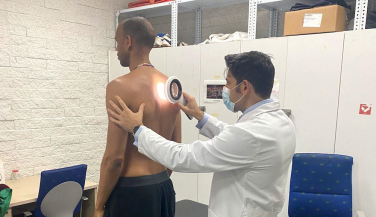 Unicaja Costa de Almería llama a la concienciación frente al melanoma antes del comienzo del verano