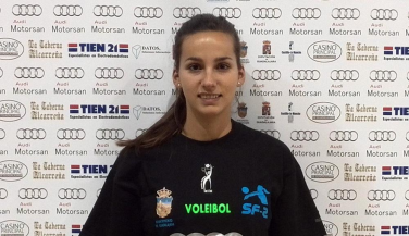 Paula Pérez (Motorsan Guadalajara Voley) recibe el MVP de la jornada en Superliga femenina 2