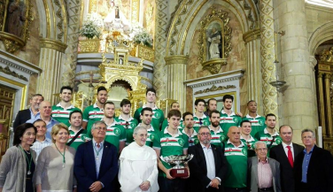 Unicaja Almería presenta la copa de campeón de Superliga a la patrona de la ciudad