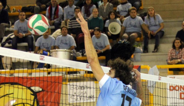 Fundación Cajasol Juvasa Voley doblega al campeón para engancharse a la Copa