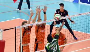 El líder cae en una jornada de Superliga masculina que se encamina a los playoffs