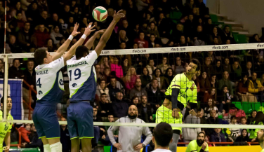 La versión más sólida del Voley Textil Santanderina no da opciones al Barça