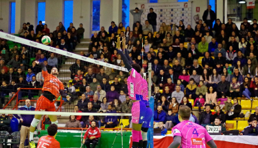 Victoria de Voley Textil Santanderina en un partido eléctrico