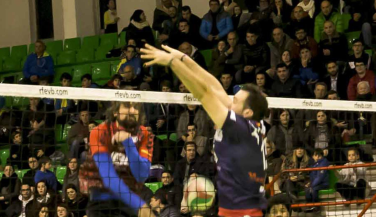 El Voley Textil Santanderina tira de épica para vencer a L´Illa Grau