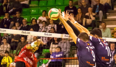 Voley Textil Santanderina consigue con suficiencia la primera victoria del curso