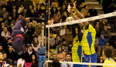 Voley Textil Santanderina cae in extremis en un partido muy accidentado