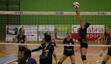 Voley Torrelavega cede ante el líder 