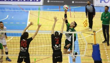 Unicaja Almería saca a Voleibol Almoradí del partido