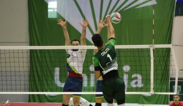 Unicaja Costa de Almería vence a un atenazado Vóley Textil Santanderina