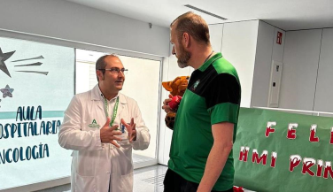 Unicaja Costa de Almería pinta una sonrisa verde a los niños del Materno Infantil ‘Princesa Leonor’