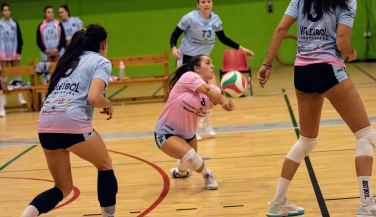 Voley Torrelavega se impone con claridad al Voley Sanse y empieza la temporada a lo grande