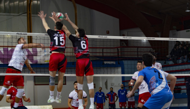 Gran espectáculo en Coia en el choque entre Club Voleibol Vigo y Cisneros Alter 